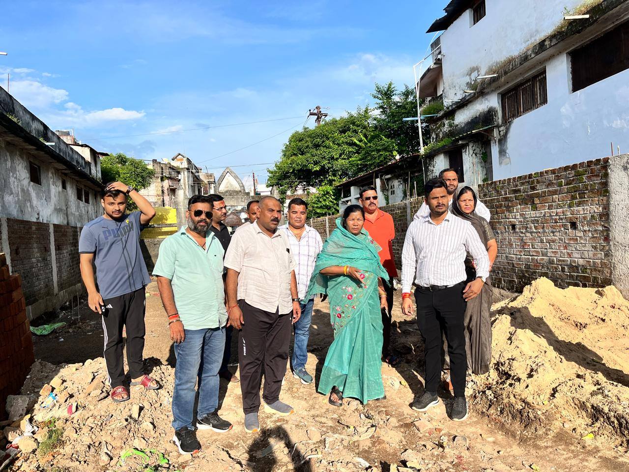 मंत्री संपतिया उइडके ने मण्डला के आजाद वार्ड में निर्माणाधीन उद्यान का निरीक्षण किया