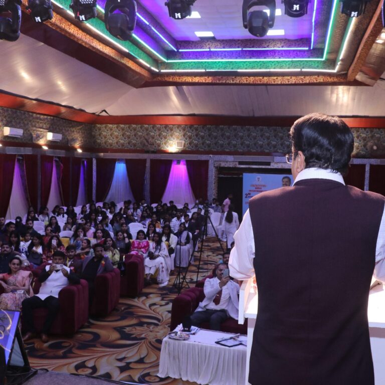 भोपाल। आज मानस भवन में विश्व फिजियोथेरेपी दिवस के अवसर पर यूथ फिजियो द्वारा आयोजित “2nd फ्यूचर फिजियोश्स कनेक्ट” कार्यक्रम में प्रदेश सरकार के मंत्री नरेंद्र शिवाजी पटेल शामिल हुए। उन्होंने कार्यक्रम को संबोधित करते हुए कहा कि “फिजियोथेरेपी केवल उपचार की पद्धति नहीं है, बल्कि यह मानव जीवन को स्वस्थ और सक्रिय बनाए रखने का माध्यम है। यह न केवल शारीरिक रूप से स्वस्थ करती है बल्कि मानसिक आत्मविश्वास भी लौटाती है।” इस अवसर पर उन्होंने प्रतिभाशाली फिजियोथेरेपिस्टों को सम्मानित किया और उनके उज्ज्वल भविष्य की शुभकामनाएँ दीं। मंत्री पटेल ने इस सार्थक आयोजन के लिए यूथ फिजियो टीम को साधुवाद भी दिया।