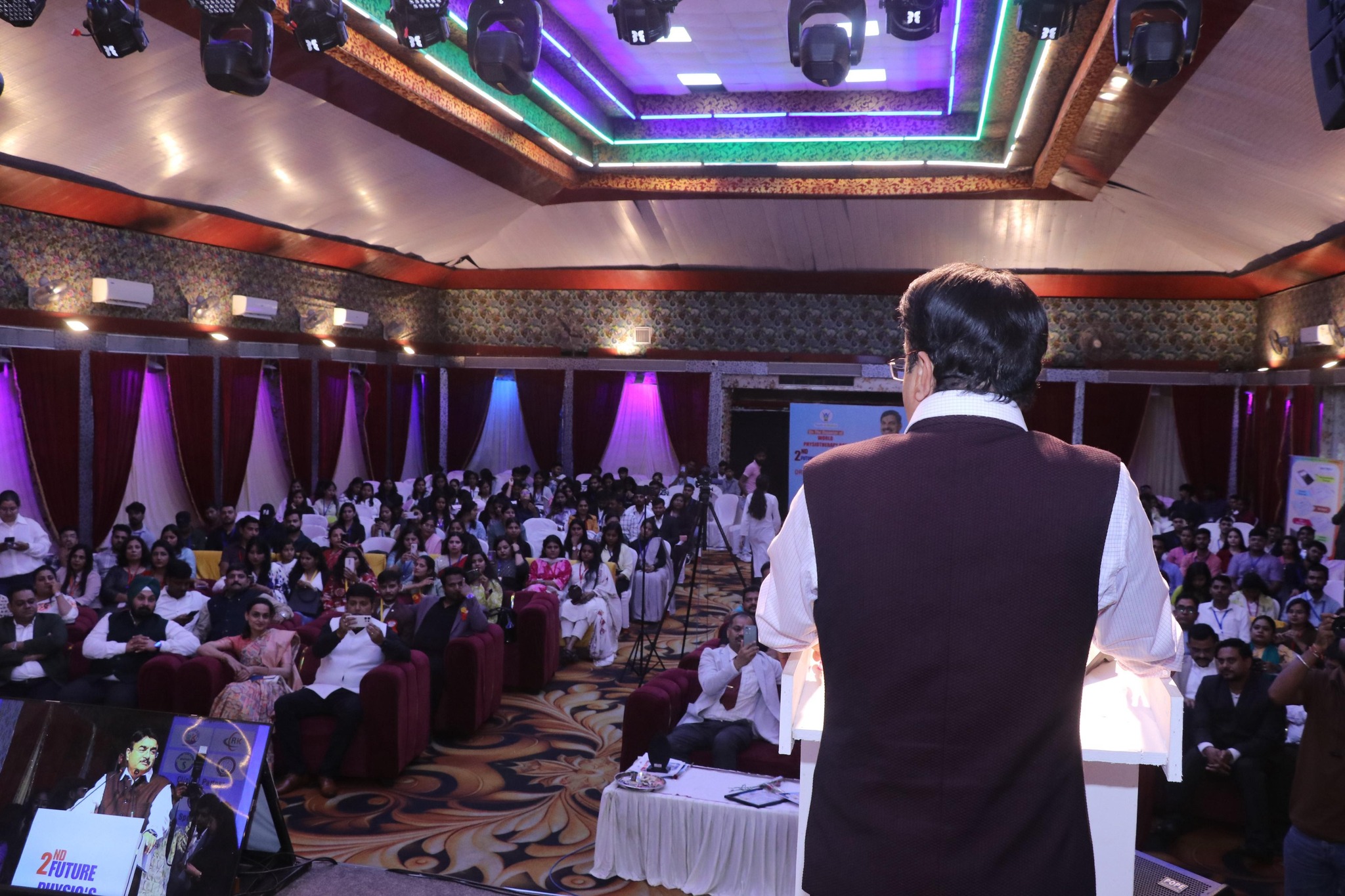 भोपाल। आज मानस भवन में विश्व फिजियोथेरेपी दिवस के अवसर पर यूथ फिजियो द्वारा आयोजित “2nd फ्यूचर फिजियोश्स कनेक्ट” कार्यक्रम में प्रदेश सरकार के मंत्री नरेंद्र शिवाजी पटेल शामिल हुए। उन्होंने कार्यक्रम को संबोधित करते हुए कहा कि “फिजियोथेरेपी केवल उपचार की पद्धति नहीं है, बल्कि यह मानव जीवन को स्वस्थ और सक्रिय बनाए रखने का माध्यम है। यह न केवल शारीरिक रूप से स्वस्थ करती है बल्कि मानसिक आत्मविश्वास भी लौटाती है।” इस अवसर पर उन्होंने प्रतिभाशाली फिजियोथेरेपिस्टों को सम्मानित किया और उनके उज्ज्वल भविष्य की शुभकामनाएँ दीं। मंत्री पटेल ने इस सार्थक आयोजन के लिए यूथ फिजियो टीम को साधुवाद भी दिया।