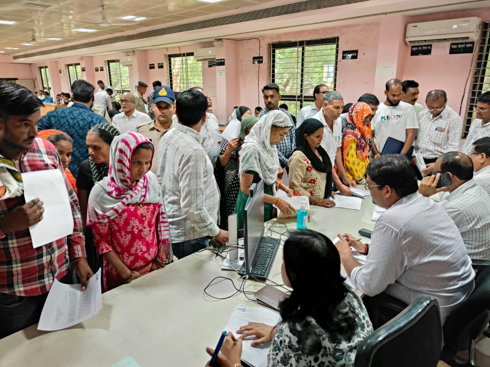 ग्वालियर: कलेक्ट्रेट की जन-सुनवाई में 127 लोगों की समस्याओं का समाधान