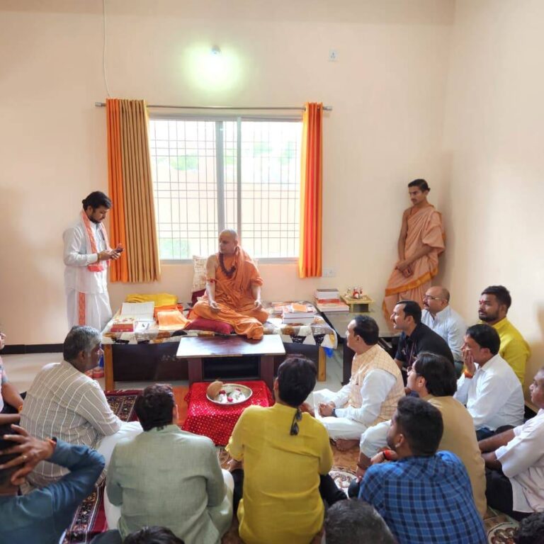 डॉ. नरोत्तम मिश्रा ने जबलपुर में शंकराचार्य स्वामी सदानंद सरस्वती से लिया आशीर्वाद, डबरा में नवग्रह पीठ प्राण प्रतिष्ठा कार्यक्रम हेतु किया आमंत्रण