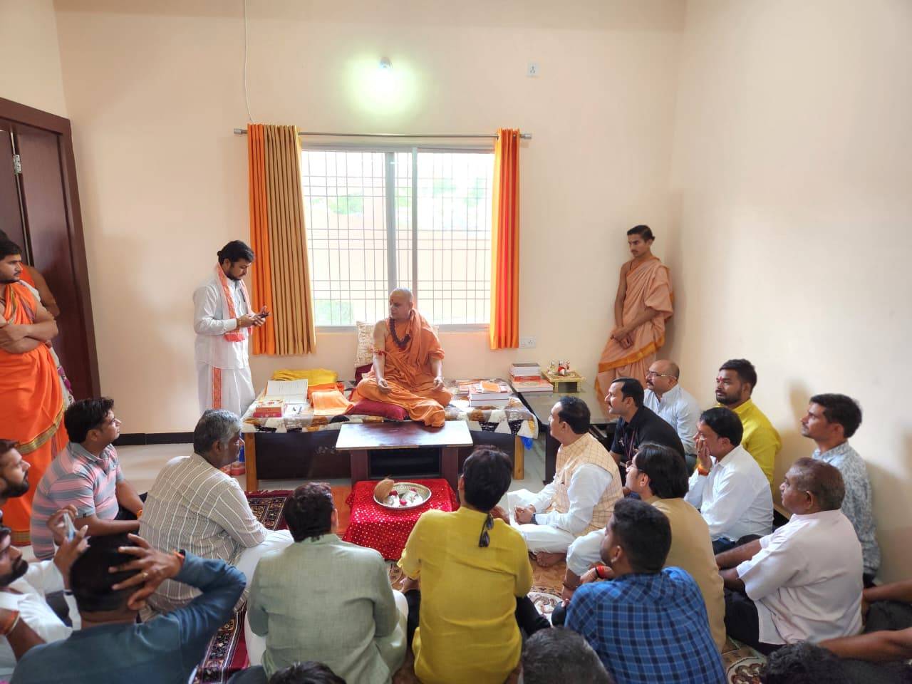 डॉ. नरोत्तम मिश्रा ने जबलपुर में शंकराचार्य स्वामी सदानंद सरस्वती से लिया आशीर्वाद, डबरा में नवग्रह पीठ प्राण प्रतिष्ठा कार्यक्रम हेतु किया आमंत्रण