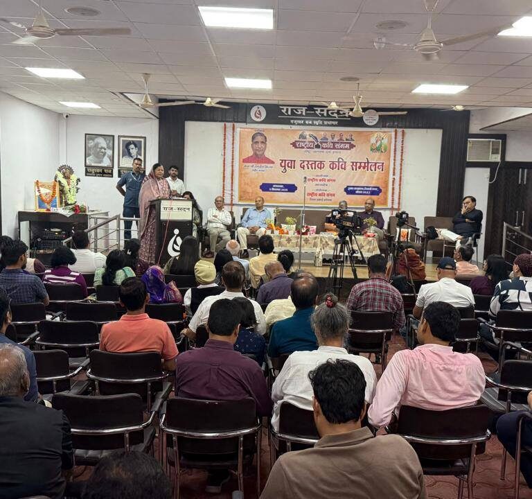 मंत्री संपतिया उडके ने युवा दस्तक कवि सम्मेलन में लिया भाग