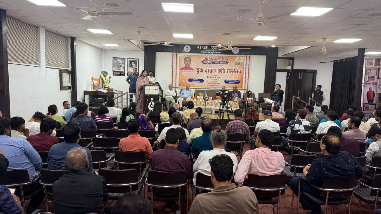 मंत्री संपतिया उडके ने युवा दस्तक कवि सम्मेलन में लिया भाग