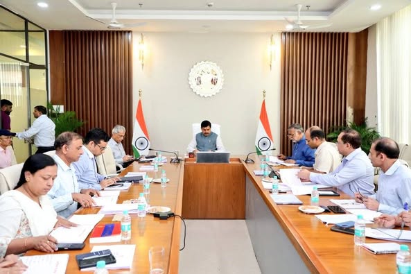 मंत्री प्रह्लाद सिंह पटेल ने मुख्यमंत्री निवास में श्रम विभाग की समीक्षा बैठक में भाग लिया