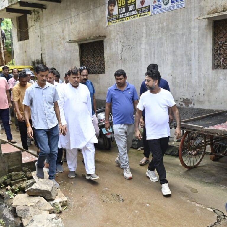 मंत्री प्रद्युम्न सिंह तोमर ने कोटेश्वर मंडल में जलभराव, सड़क और सीवर व्यवस्थाओं का निरीक्षण किया