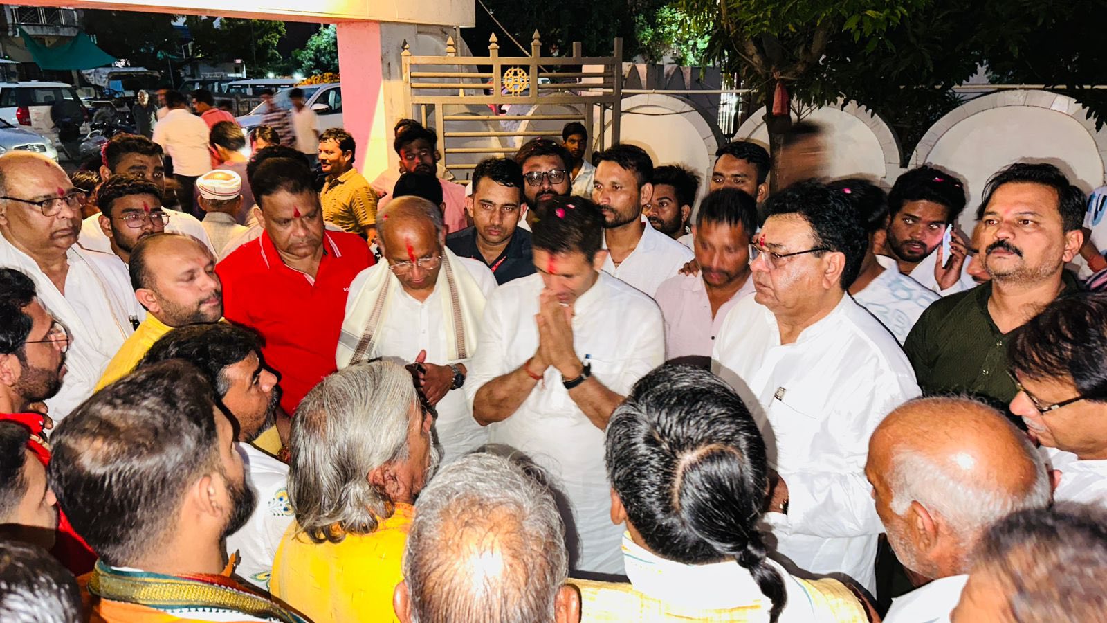 जितु पटवारी ने दमोह में मुकेश नायक के घर जाकर लिया आशीर्वाद