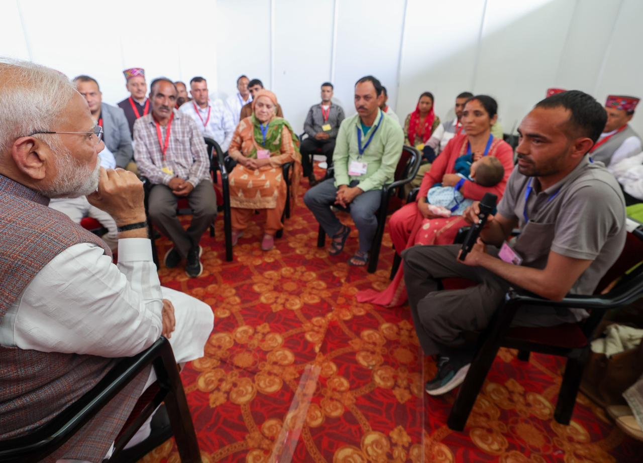 प्रधानमंत्री नरेंद्र मोदी ने हिमाचल प्रदेश में बाढ़ और भूस्खलन का हवाई सर्वेक्षण किया
