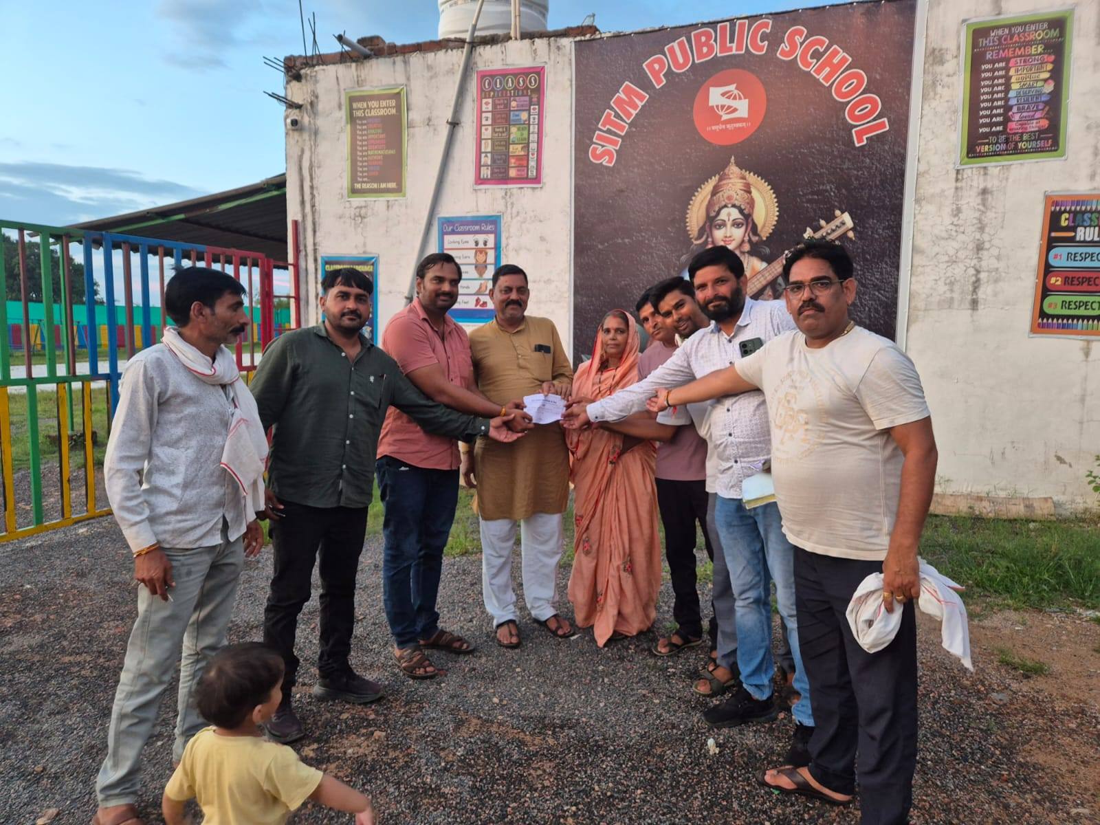 भितरवार नगर परिषद उपाध्यक्ष की टीम ने आर्थिक सहायता अभियान के तहत सहयोग जुटाया