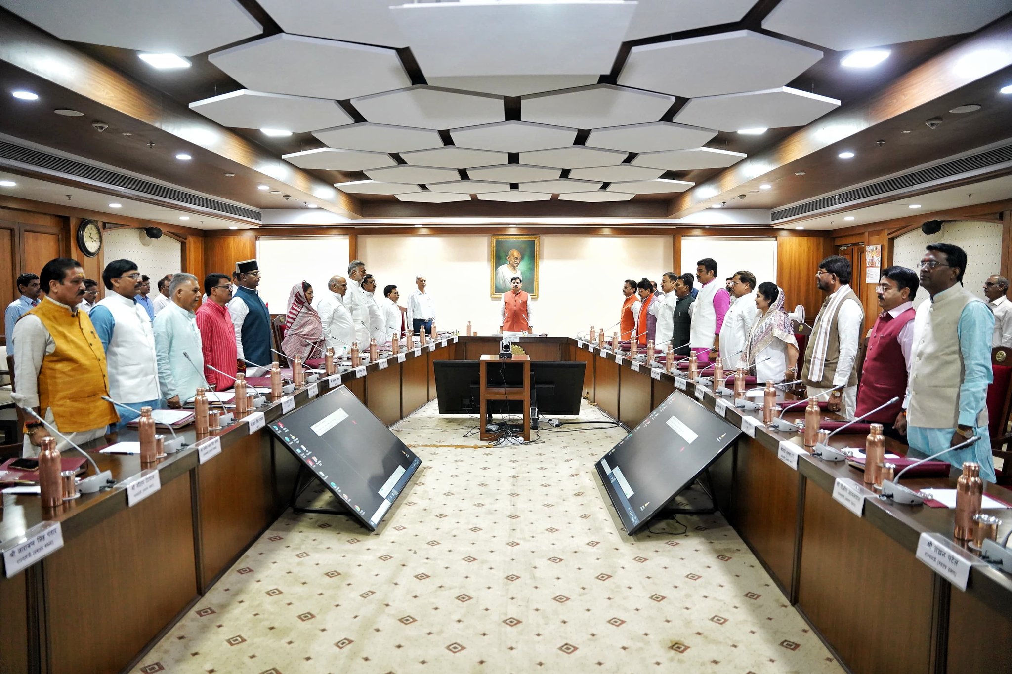 मंत्री कैलाश विजयवर्गीय ने भोपाल में मंत्रिपरिषद बैठक में भाग लेकर साझा किए विचार
