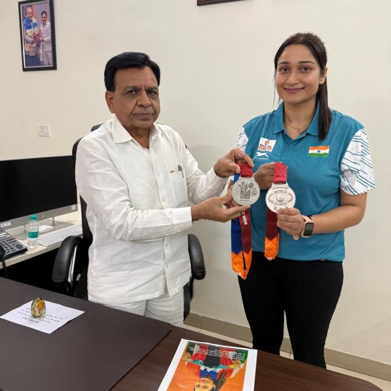 उपमुख्यमंत्री जगदीश देवड़ा ने वर्ल्ड पुलिस व फायर गेम्स में पदक विजेता रीना गुर्जर का अभिनंदन किया