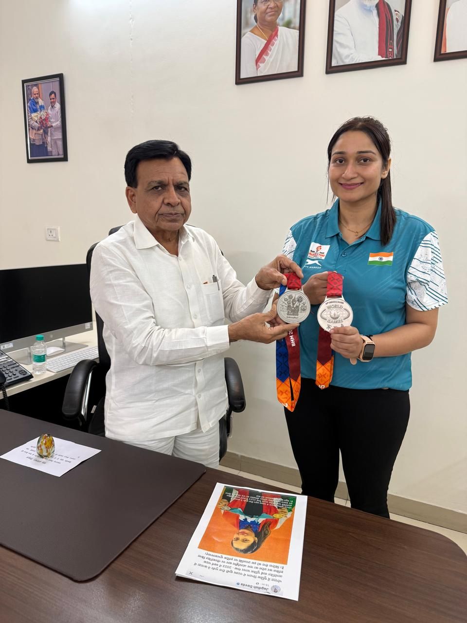 उपमुख्यमंत्री जगदीश देवड़ा ने वर्ल्ड पुलिस व फायर गेम्स में पदक विजेता रीना गुर्जर का अभिनंदन किया