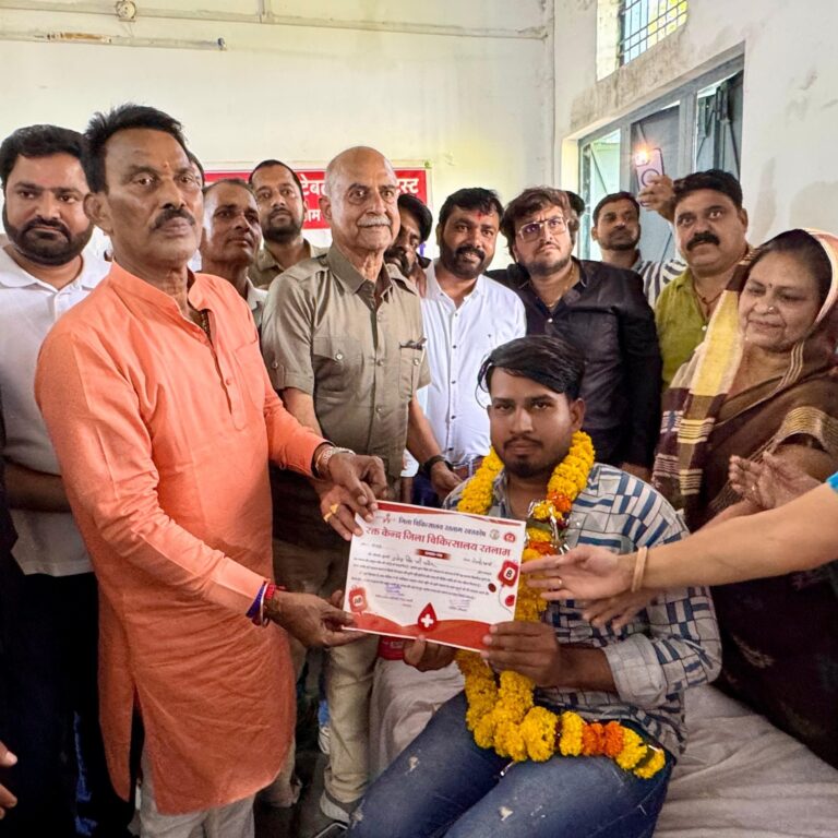 रतलाम। मध्यप्रदेश सरकार के मंत्री तुलसीराम सिलावट शुक्रवार को रतलाम जिले के ग्राम कालूखेड़ा पहुँचे, जहाँ पूर्व मंत्री श्रद्धेय स्व. महेंद्र सिंह कालूखेड़ा जी की स्मृति में आयोजित रक्तदान शिविर में शामिल हुए। कार्यक्रम के दौरान मंत्री सिलावट ने रक्तदाताओं से भेंटकर उनका उत्साहवर्धन किया और उन्हें प्रशस्ति पत्र प्रदान कर सम्मानित किया। उन्होंने कहा कि रक्तदान महादान है और इस प्रकार के आयोजन समाज में मानवता और सेवा की भावना को और मजबूत बनाते हैं।