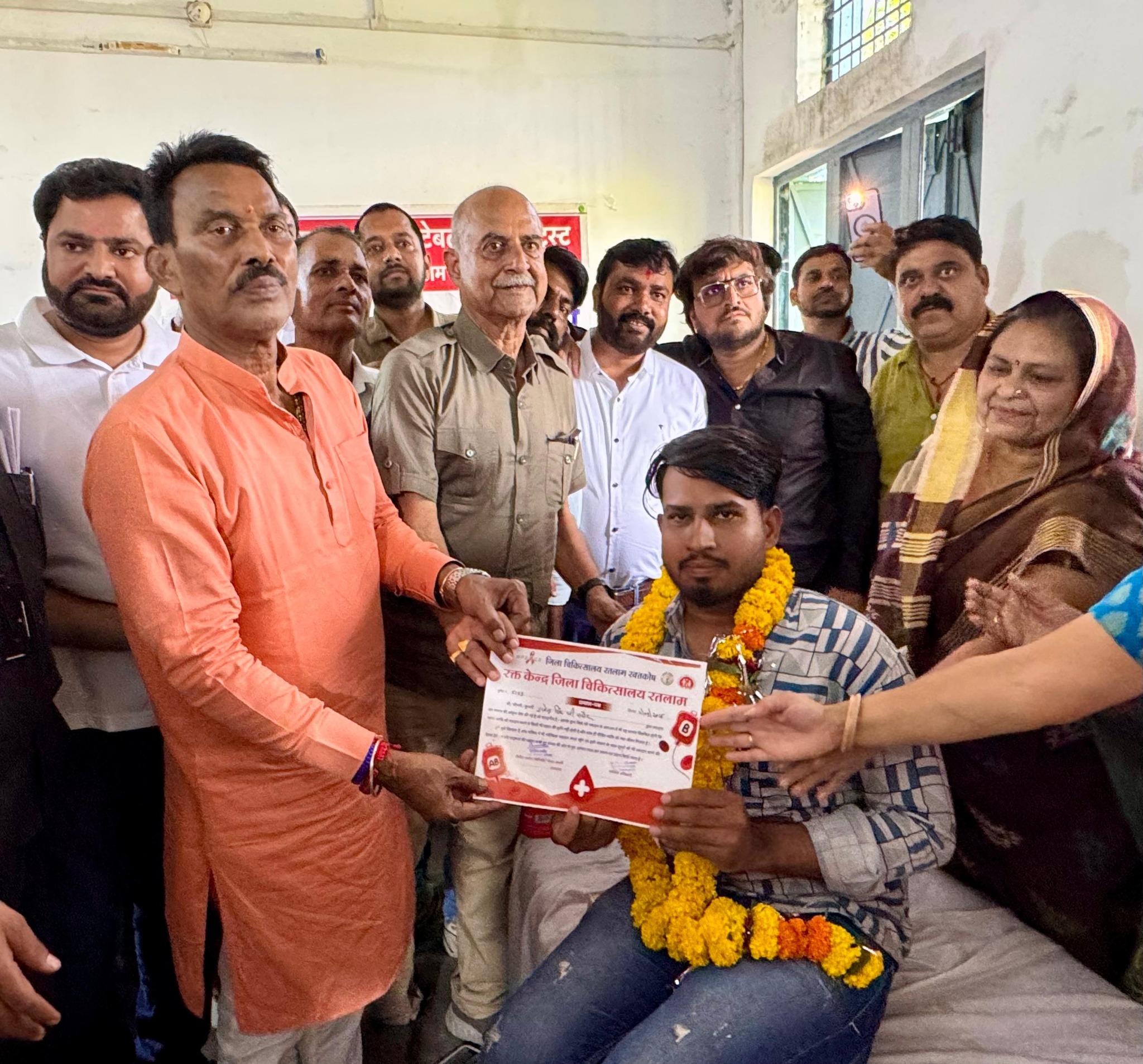 रतलाम। मध्यप्रदेश सरकार के मंत्री तुलसीराम सिलावट शुक्रवार को रतलाम जिले के ग्राम कालूखेड़ा पहुँचे, जहाँ पूर्व मंत्री श्रद्धेय स्व. महेंद्र सिंह कालूखेड़ा जी की स्मृति में आयोजित रक्तदान शिविर में शामिल हुए। कार्यक्रम के दौरान मंत्री सिलावट ने रक्तदाताओं से भेंटकर उनका उत्साहवर्धन किया और उन्हें प्रशस्ति पत्र प्रदान कर सम्मानित किया। उन्होंने कहा कि रक्तदान महादान है और इस प्रकार के आयोजन समाज में मानवता और सेवा की भावना को और मजबूत बनाते हैं।