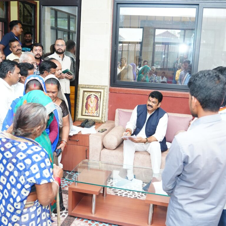 सागर। आज सागर स्थित निज निवास मातेश्वरी पर मंत्री गोविंद सिंह राजपूत ने जनसुनवाई का आयोजन किया। इस दौरान क्षेत्रवासियों से आत्मीय संवाद कर उनकी समस्याएँ सुनीं। मंत्री राजपूत ने समस्याओं के त्वरित समाधान हेतु संबंधित अधिकारियों को आवश्यक निर्देश दिए। उन्होंने कहा कि जनता की सेवा और समयबद्ध निराकरण ही सरकार की सर्वोच्च प्राथमिकता है।