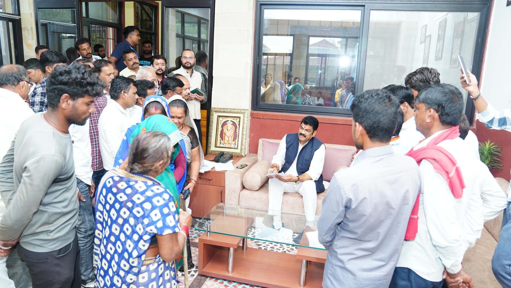 सागर। आज सागर स्थित निज निवास मातेश्वरी पर मंत्री गोविंद सिंह राजपूत ने जनसुनवाई का आयोजन किया। इस दौरान क्षेत्रवासियों से आत्मीय संवाद कर उनकी समस्याएँ सुनीं। मंत्री राजपूत ने समस्याओं के त्वरित समाधान हेतु संबंधित अधिकारियों को आवश्यक निर्देश दिए। उन्होंने कहा कि जनता की सेवा और समयबद्ध निराकरण ही सरकार की सर्वोच्च प्राथमिकता है।