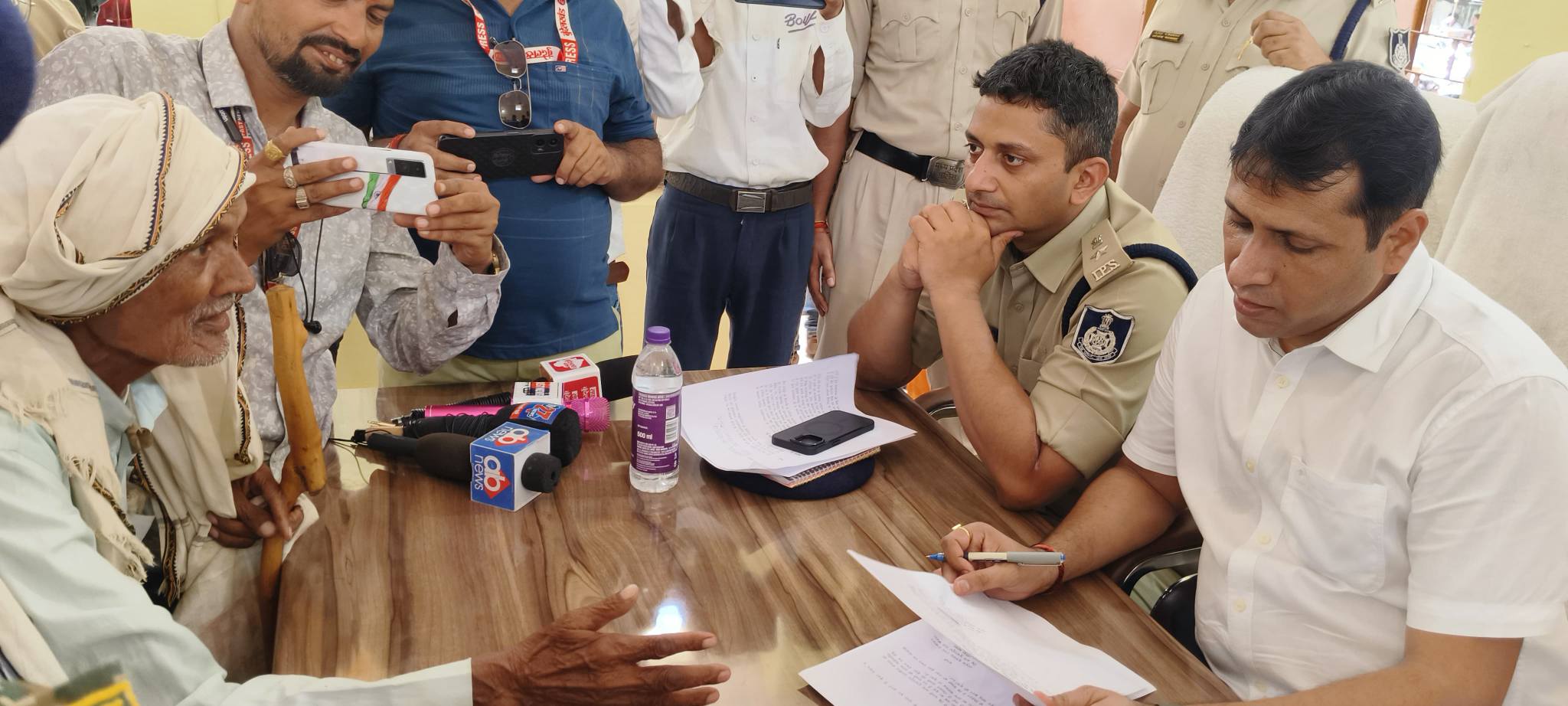 कलेक्टर स्वप्निल वानखड़े ने सेवढ़ा में जनसुनवाई की, समस्याओं के त्वरित निराकरण के निर्देश