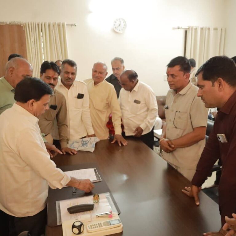 मध्यप्रदेश के मंत्री जगदीश देवड़ा ने आज अपने भोपाल स्थित आवास पर आमजन से मुलाकात कर उनकी समस्याओं को जाना। उन्होंने अधिकारियों को शीघ्र और उचित निराकरण सुनिश्चित करने के लिए निर्देशित किया। मंत्री देवड़ा ने कहा कि मध्यप्रदेश के सतत विकास के साथ-साथ सबकी सेवा, सहायता और सहयोग के लिए हम हमेशा अहर्निश संकल्पित, समर्पित और प्रतिबद्ध हैं।