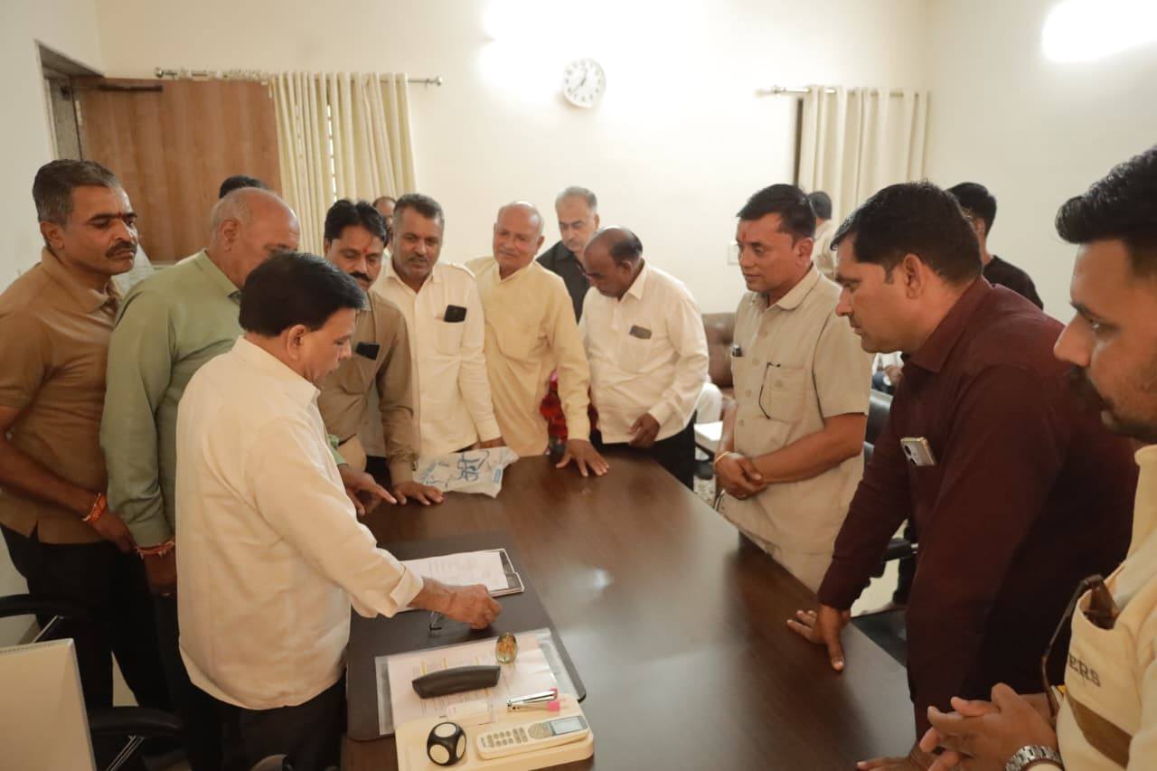 मध्यप्रदेश के मंत्री जगदीश देवड़ा ने आज अपने भोपाल स्थित आवास पर आमजन से मुलाकात कर उनकी समस्याओं को जाना। उन्होंने अधिकारियों को शीघ्र और उचित निराकरण सुनिश्चित करने के लिए निर्देशित किया। मंत्री देवड़ा ने कहा कि मध्यप्रदेश के सतत विकास के साथ-साथ सबकी सेवा, सहायता और सहयोग के लिए हम हमेशा अहर्निश संकल्पित, समर्पित और प्रतिबद्ध हैं।