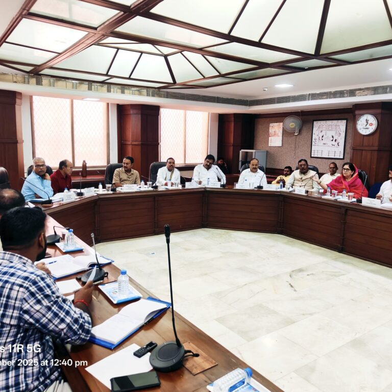 भोपाल। आज विधानसभा भवन में आयोजित प्रश्न संदर्भ समिति की बैठक में सुरेश राजे शामिल हुए। बैठक के दौरान समिति विषय से जुड़े अहम मुद्दों पर गहन चर्चा की गई। 👉 इस बैठक में प्रस्तुत विचार और सुझाव विधानसभा कार्यवाही को और अधिक प्रभावी एवं पारदर्शी बनाने की दिशा में सहायक सिद्ध होंगे।