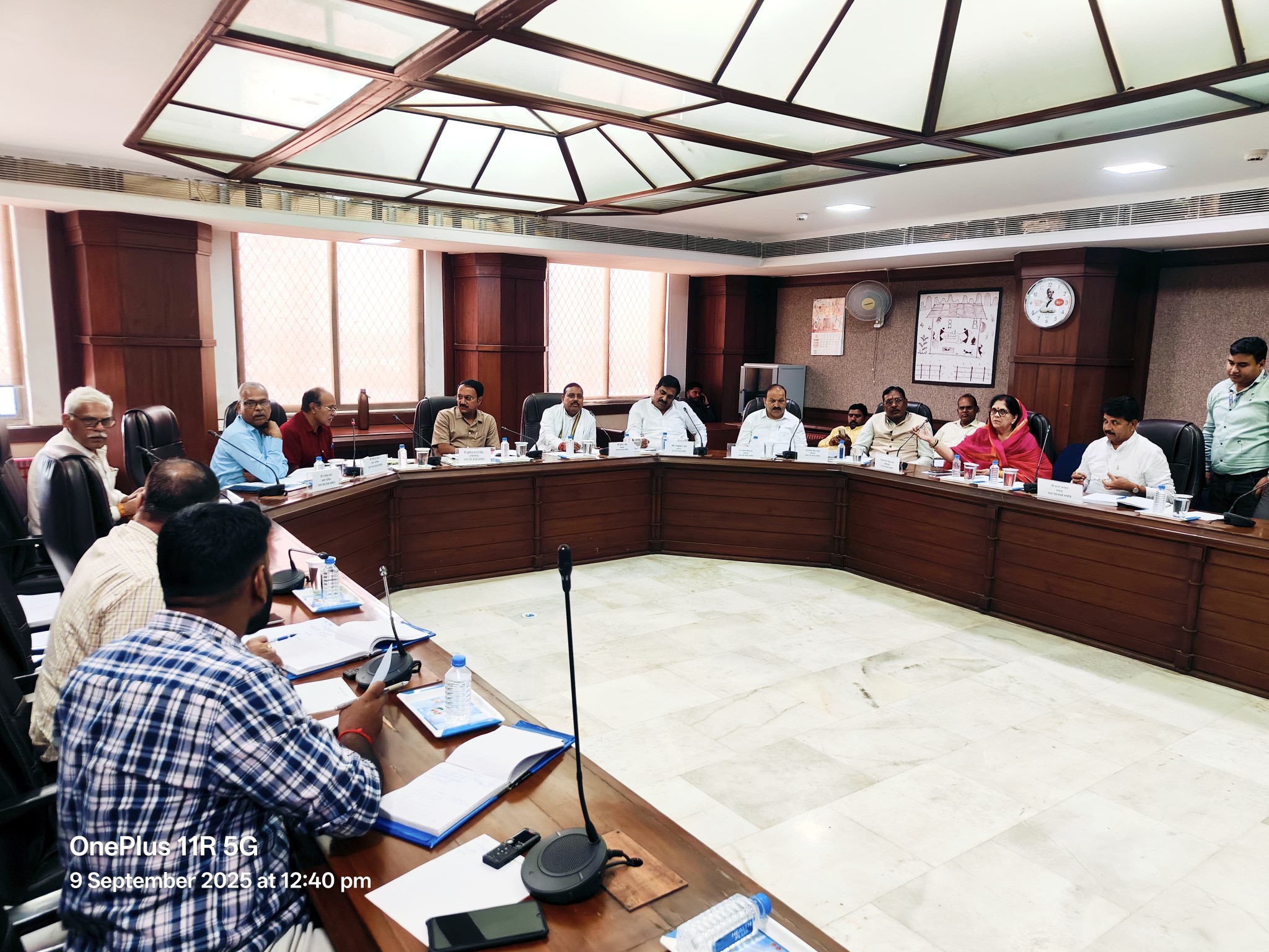 भोपाल। आज विधानसभा भवन में आयोजित प्रश्न संदर्भ समिति की बैठक में सुरेश राजे शामिल हुए। बैठक के दौरान समिति विषय से जुड़े अहम मुद्दों पर गहन चर्चा की गई। 👉 इस बैठक में प्रस्तुत विचार और सुझाव विधानसभा कार्यवाही को और अधिक प्रभावी एवं पारदर्शी बनाने की दिशा में सहायक सिद्ध होंगे।