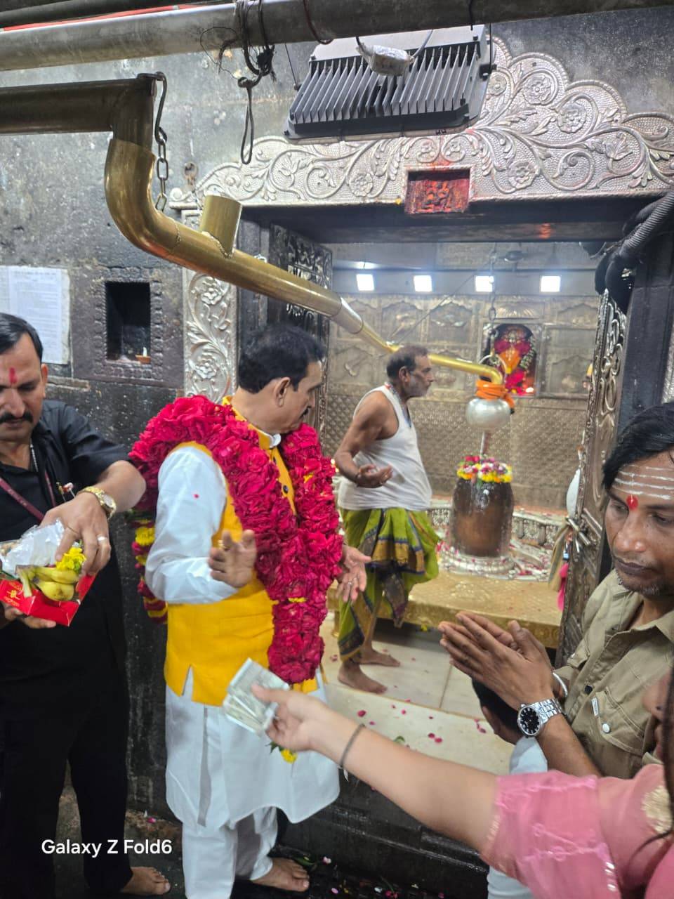 पूर्व गृह मंत्री डॉ. नरोत्तम मिश्रा ने आज उज्जैन स्थित बाबा महाकालेश्वर ज्योतिर्लिंग मंदिर का दौरा किया। उन्होंने बाबा महाकाल के दर्शन कर पूजा-अर्चना की और प्रदेशवासियों के सुख, समृद्धि और खुशहाली की कामना की। डॉ. मिश्रा ने मंत्रोच्चारण करते हुए कहा: "ॐ त्र्यम्बकं यजामहे सुगन्धिं पुष्टिवर्धनम् । उर्वारुकमिव बन्धनान् मृत्योर्मुक्षीय मामृतात् ॥" यह अवसर धार्मिक आस्था और प्रदेशवासियों के कल्याण की कामना का प्रतीक रहा।