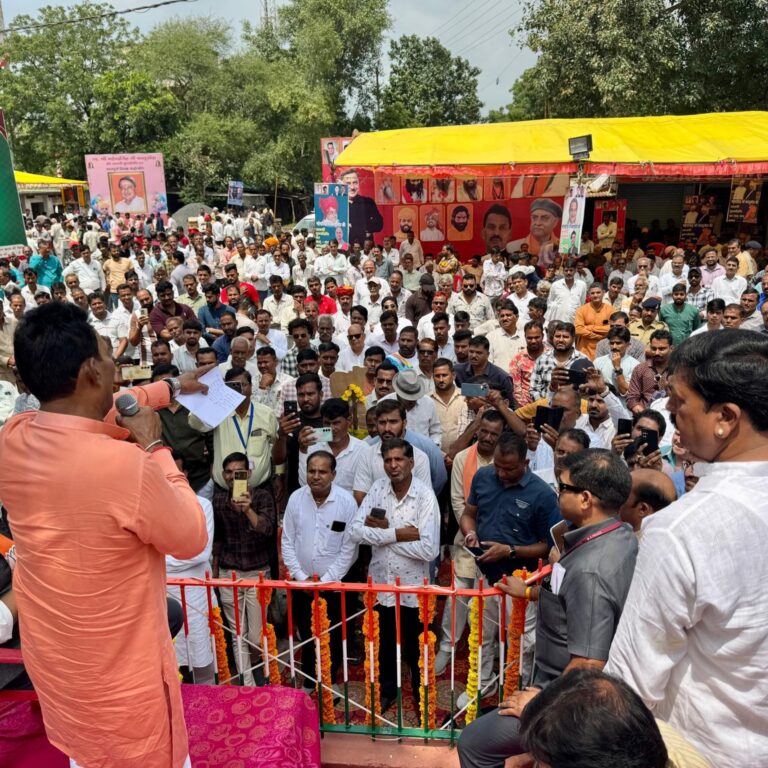 रतलाम। मध्यप्रदेश सरकार के मंत्री तुलसीराम सिलावट बुधवार को रतलाम जिले के ग्राम कालूखेड़ा पहुँचे, जहाँ उन्होंने प्रदेश के वरिष्ठ नेता एवं पूर्व मंत्री श्रद्धेय स्व. महेंद्र सिंह कालूखेड़ा जी की आठवीं पुण्यतिथि पर उनकी प्रतिमा पर माल्यार्पण कर भावपूर्ण श्रद्धांजलि अर्पित की। इस अवसर पर मंत्री सिलावट ने उपस्थित जनों को संबोधित करते हुए कहा कि स्व. कालूखेड़ा जी का जीवन जनसेवा, कर्तव्यनिष्ठा और समर्पण का आदर्श उदाहरण है। उनका समर्पण भाव हम सभी को सदैव प्रेरणा देता रहेगा। उन्होंने क्षेत्रवासियों से आह्वान किया कि हम सबको स्व. कालूखेड़ा जी के पदचिह्नों पर चलते हुए समाज और राष्ट्र की सेवा के संकल्प को आगे बढ़ाना चाहिए।
