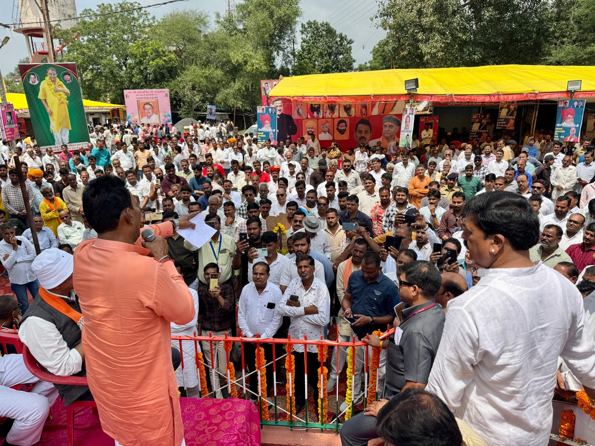 रतलाम। मध्यप्रदेश सरकार के मंत्री तुलसीराम सिलावट बुधवार को रतलाम जिले के ग्राम कालूखेड़ा पहुँचे, जहाँ उन्होंने प्रदेश के वरिष्ठ नेता एवं पूर्व मंत्री श्रद्धेय स्व. महेंद्र सिंह कालूखेड़ा जी की आठवीं पुण्यतिथि पर उनकी प्रतिमा पर माल्यार्पण कर भावपूर्ण श्रद्धांजलि अर्पित की। इस अवसर पर मंत्री सिलावट ने उपस्थित जनों को संबोधित करते हुए कहा कि स्व. कालूखेड़ा जी का जीवन जनसेवा, कर्तव्यनिष्ठा और समर्पण का आदर्श उदाहरण है। उनका समर्पण भाव हम सभी को सदैव प्रेरणा देता रहेगा। उन्होंने क्षेत्रवासियों से आह्वान किया कि हम सबको स्व. कालूखेड़ा जी के पदचिह्नों पर चलते हुए समाज और राष्ट्र की सेवा के संकल्प को आगे बढ़ाना चाहिए।