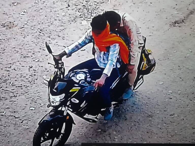डबरा देहात में किसान के ट्रैक्टर से 2 लाख 18 हजार की लूट, बाइक चालक आरोपी CCTV में कैद