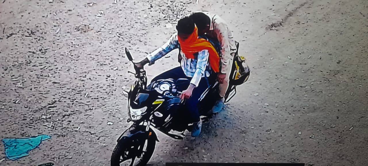 डबरा देहात में किसान के ट्रैक्टर से 2 लाख 18 हजार की लूट, बाइक चालक आरोपी CCTV में कैद