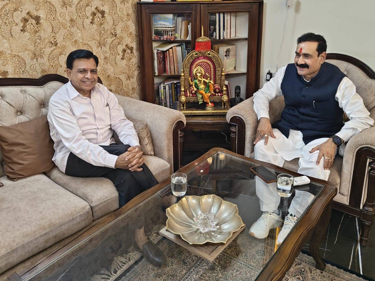 उपमुख्यमंत्री जगदीश देवड़ा का पूर्व गृहमंत्री नरोत्तम मिश्रा के निवास पर आगमन