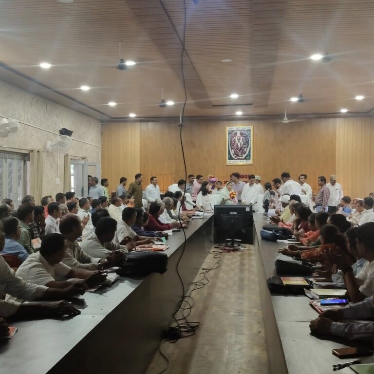 मंत्री राधा सिंह ने आज प्रवास के दौरान प्रभार के जिले मैहर में जनपद पंचायत भवन में सचिवों एवं सहायक सचिवों की समीक्षा बैठक ली। बैठक में उन्होंने ग्राम पंचायतों में संचालित योजनाओं की प्रगति की जानकारी प्राप्त की और पारदर्शिता एवं जनहित को सर्वोच्च प्राथमिकता देने के निर्देश दिए। इस अवसर पर मैहर विधायक श्रीकांत चतुर्वेदी, जिला पंचायत सी.ई.ओ संजना जैन, मैहर एस.डी.एम दिव्या पटेल, जनपद सीईओ विजय कुमार द्विवेदी और समस्त सचिव एवं रोज़गार सहायक उपस्थित रहे।