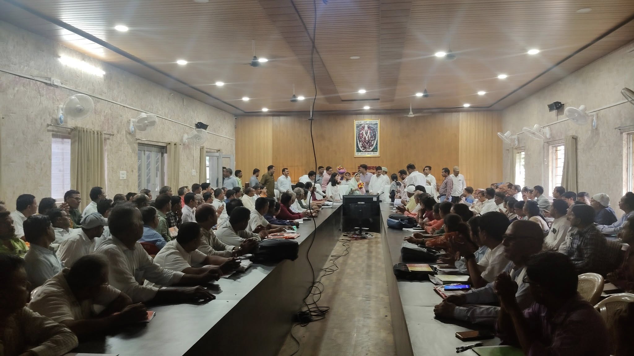 मंत्री राधा सिंह ने आज प्रवास के दौरान प्रभार के जिले मैहर में जनपद पंचायत भवन में सचिवों एवं सहायक सचिवों की समीक्षा बैठक ली। बैठक में उन्होंने ग्राम पंचायतों में संचालित योजनाओं की प्रगति की जानकारी प्राप्त की और पारदर्शिता एवं जनहित को सर्वोच्च प्राथमिकता देने के निर्देश दिए। इस अवसर पर मैहर विधायक श्रीकांत चतुर्वेदी, जिला पंचायत सी.ई.ओ संजना जैन, मैहर एस.डी.एम दिव्या पटेल, जनपद सीईओ विजय कुमार द्विवेदी और समस्त सचिव एवं रोज़गार सहायक उपस्थित रहे।