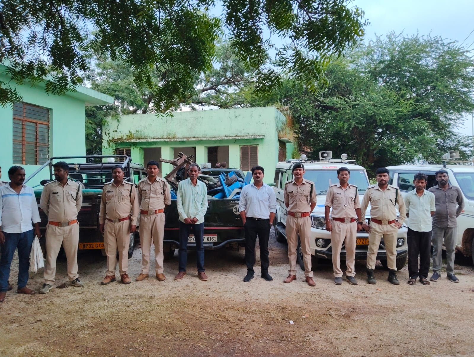 कलेक्टर श्रीमती रुचिका चौहान के निर्देश पर राजस्व, वन, खनिज और पुलिस की संयुक्त टीम ने विकासखंड घाटीगाँव के ग्राम चैत में स्थित वन भूमि पर कार्रवाई की