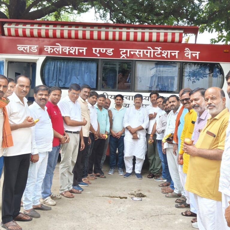 विधायक प्रदीप अग्रवाल और मंडल अध्यक्ष राम लखन गुर्जर के नेतृत्व में कार्यकर्ताओं ने बढ़-चढ़कर रक्तदान किया