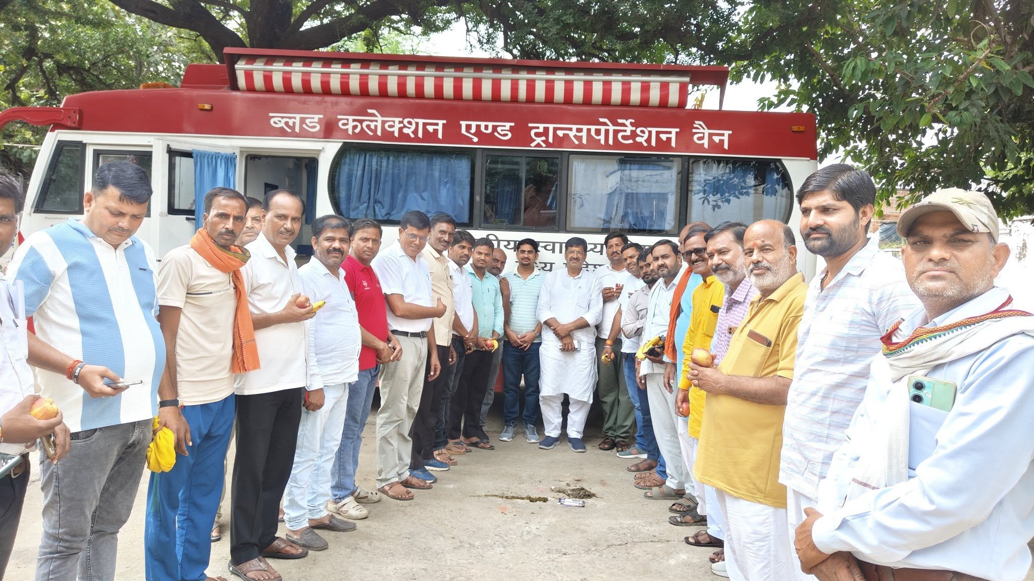 विधायक प्रदीप अग्रवाल और मंडल अध्यक्ष राम लखन गुर्जर के नेतृत्व में कार्यकर्ताओं ने बढ़-चढ़कर रक्तदान किया