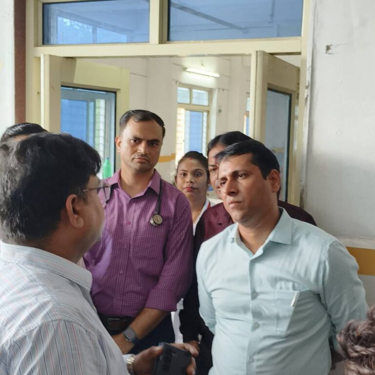 दतिया। कलेक्टर श्री स्वप्निल वानखड़े ने आज जिला चिकित्सालय का औचक निरीक्षण किया। इस दौरान उन्होंने प्रसवोत्तर कक्ष (PNC), प्रसवपूर्व कक्ष (ANC) तथा पोषण पुनर्वास केंद्र (NRC) का निरीक्षण कर व्यवस्थाओं का जायज़ा लिया। निरीक्षण के दौरान कलेक्टर ने मरीजों को उपलब्ध स्वास्थ्य सेवाओं की जानकारी ली और अस्पताल प्रशासन को आवश्यक दिशा-निर्देश दिए। उन्होंने कहा कि जिला अस्पताल में स्वास्थ्य सेवाओं की गुणवत्ता पर कोई समझौता नहीं किया जाएगा। कलेक्टर वानखड़े ने अधिकारियों को निर्देशित किया कि मरीजों की सुविधाओं और चिकित्सा व्यवस्थाओं को प्राथमिकता दी जाए। उन्होंने यह भी स्पष्ट किया कि स्वास्थ्य सेवाओं की गुणवत्ता बनाए रखने के लिए इस प्रकार के औचक निरीक्षण लगातार जारी रहेंगे।