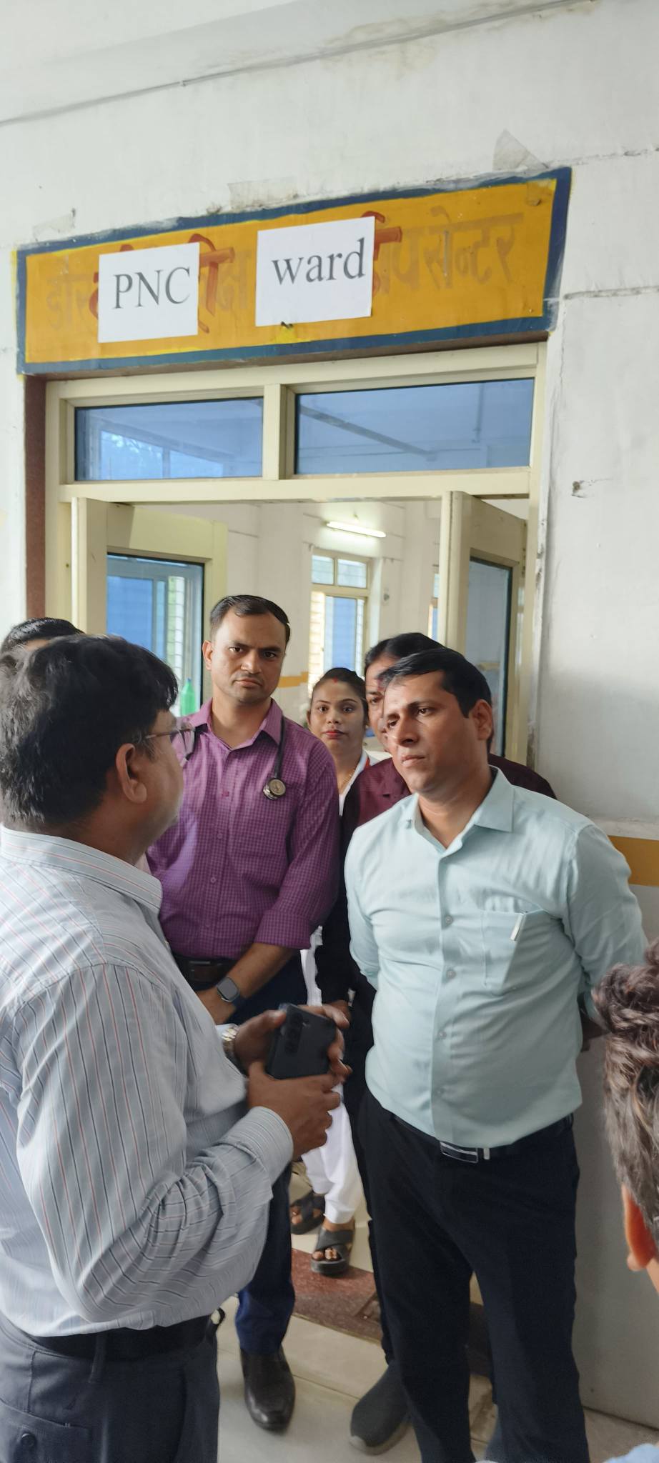 दतिया। कलेक्टर श्री स्वप्निल वानखड़े ने आज जिला चिकित्सालय का औचक निरीक्षण किया। इस दौरान उन्होंने प्रसवोत्तर कक्ष (PNC), प्रसवपूर्व कक्ष (ANC) तथा पोषण पुनर्वास केंद्र (NRC) का निरीक्षण कर व्यवस्थाओं का जायज़ा लिया। निरीक्षण के दौरान कलेक्टर ने मरीजों को उपलब्ध स्वास्थ्य सेवाओं की जानकारी ली और अस्पताल प्रशासन को आवश्यक दिशा-निर्देश दिए। उन्होंने कहा कि जिला अस्पताल में स्वास्थ्य सेवाओं की गुणवत्ता पर कोई समझौता नहीं किया जाएगा। कलेक्टर वानखड़े ने अधिकारियों को निर्देशित किया कि मरीजों की सुविधाओं और चिकित्सा व्यवस्थाओं को प्राथमिकता दी जाए। उन्होंने यह भी स्पष्ट किया कि स्वास्थ्य सेवाओं की गुणवत्ता बनाए रखने के लिए इस प्रकार के औचक निरीक्षण लगातार जारी रहेंगे।