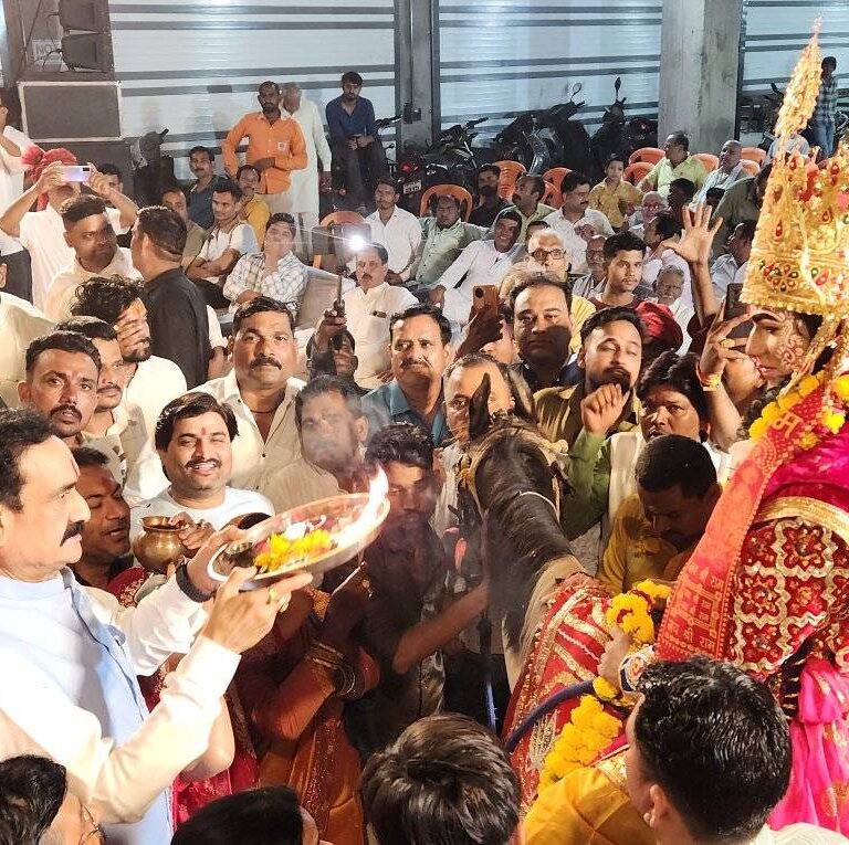पूर्व गृह मंत्री डॉ. नरोत्तम मिश्रा ने कैलाश चौक में भव्य रामलीला कार्यक्रम का उद्घाटन किया