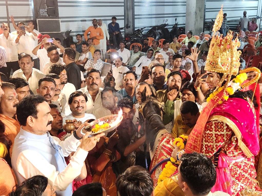 पूर्व गृह मंत्री डॉ. नरोत्तम मिश्रा ने कैलाश चौक में भव्य रामलीला कार्यक्रम का उद्घाटन किया