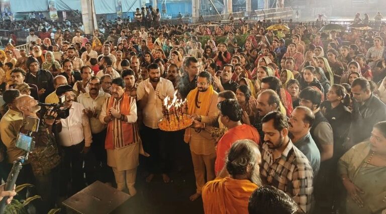 इंदौर में मंत्री कैलाश विजयवर्गीय ने जलझूलनी एकादशी पर गणपति बप्पा के दर्शन व महाआरती की