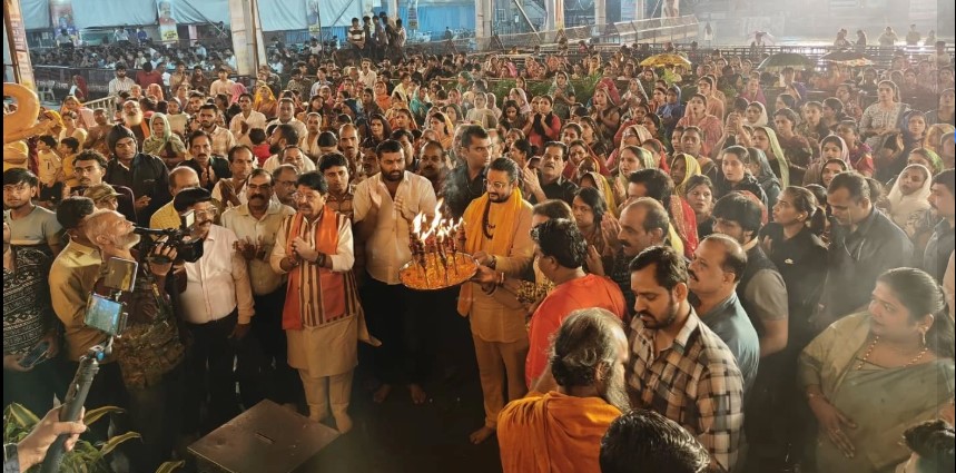 इंदौर में मंत्री कैलाश विजयवर्गीय ने जलझूलनी एकादशी पर गणपति बप्पा के दर्शन व महाआरती की
