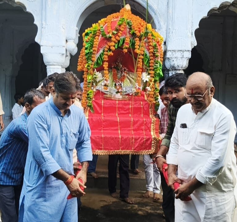 सेंवढ़ा में ठाकुर श्री नंद नन्दनजू का जल बिहार उत्सव