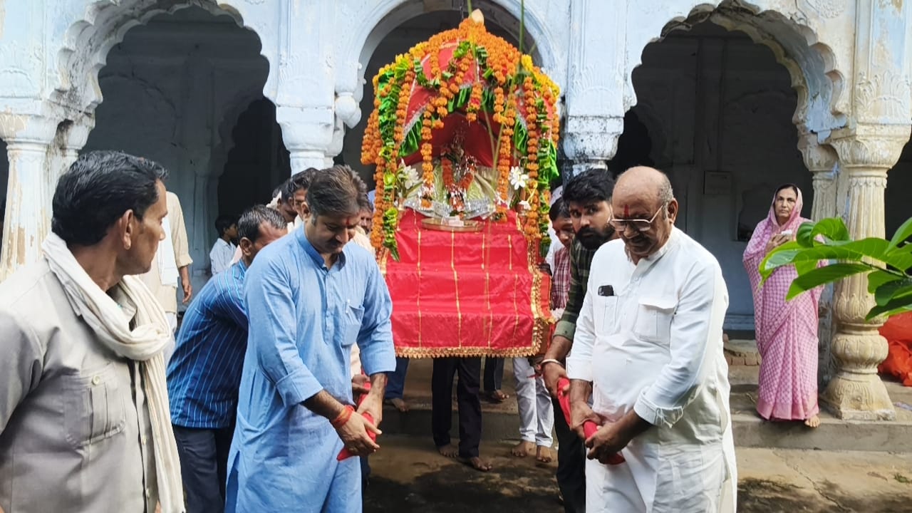 सेंवढ़ा में ठाकुर श्री नंद नन्दनजू का जल बिहार उत्सव
