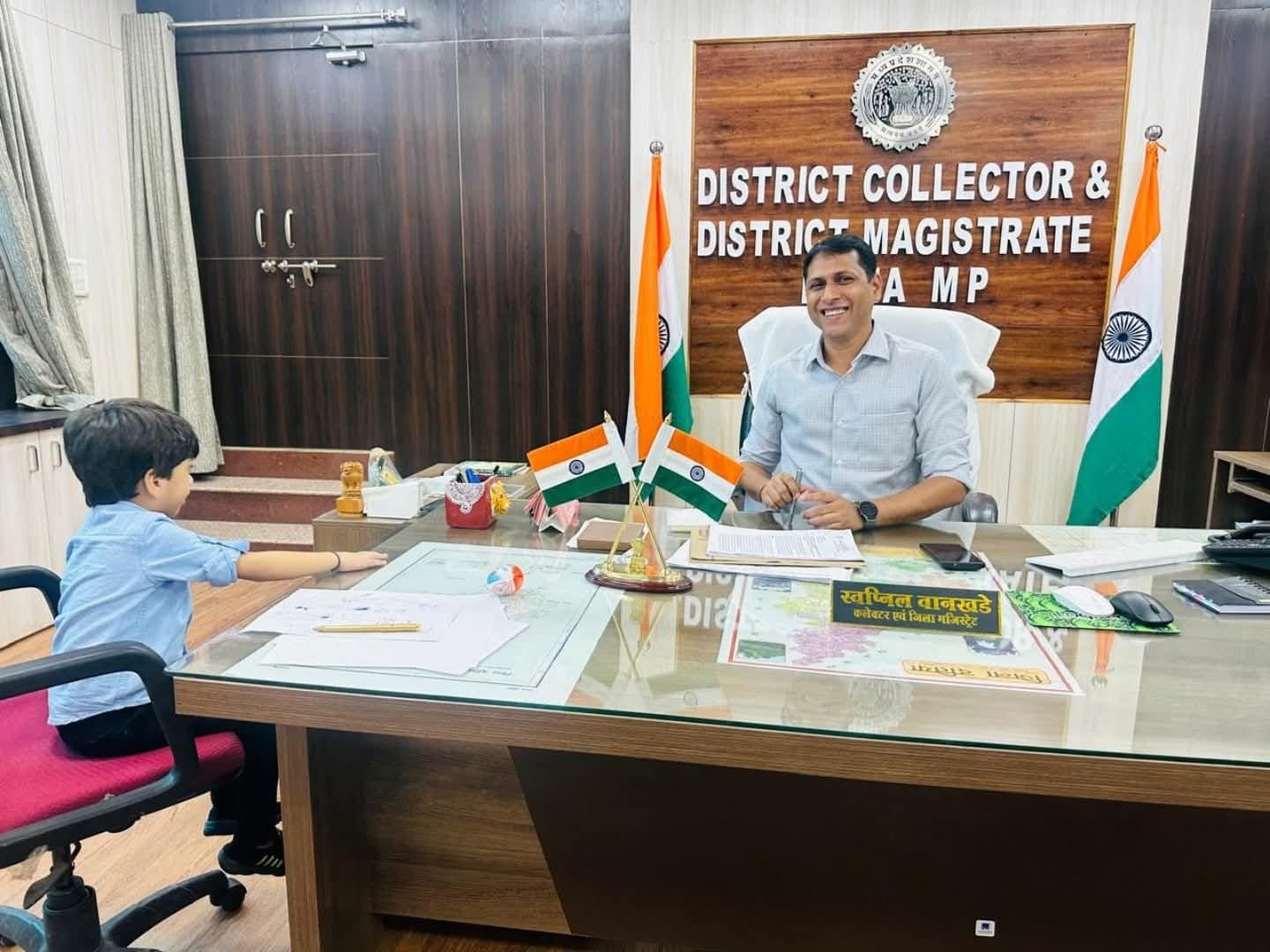 📰 दतिया: कलेक्टर कार्यालय में सबसे नन्हा शिकायतकर्ता पहुँचा, स्कूल न जाने की फरियाद की