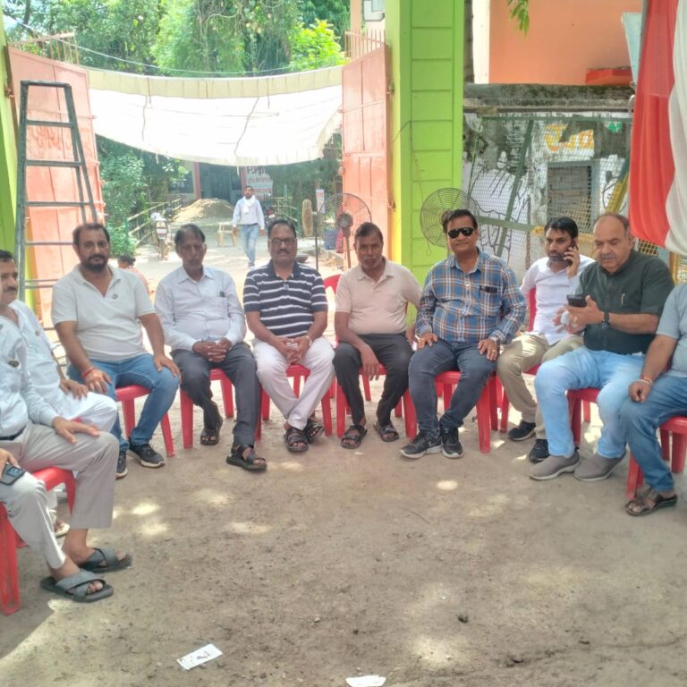 पितृमोक्ष अमावस्या पर डबरा में लायन्स क्लब का सेवा कार्यक्रम