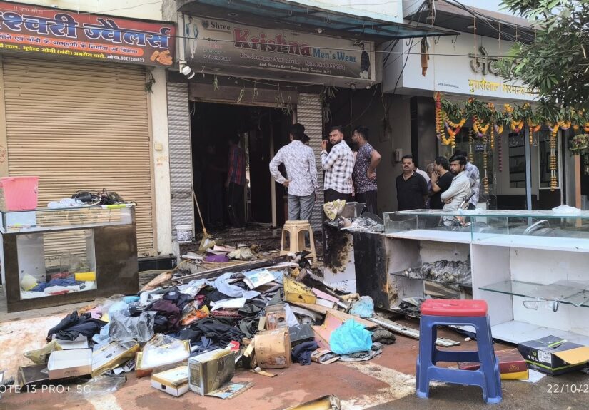 डबरा के सराफा बाजार में रेडीमेड दुकान में भीषण आग, करीब 10 लाख का नुकसान