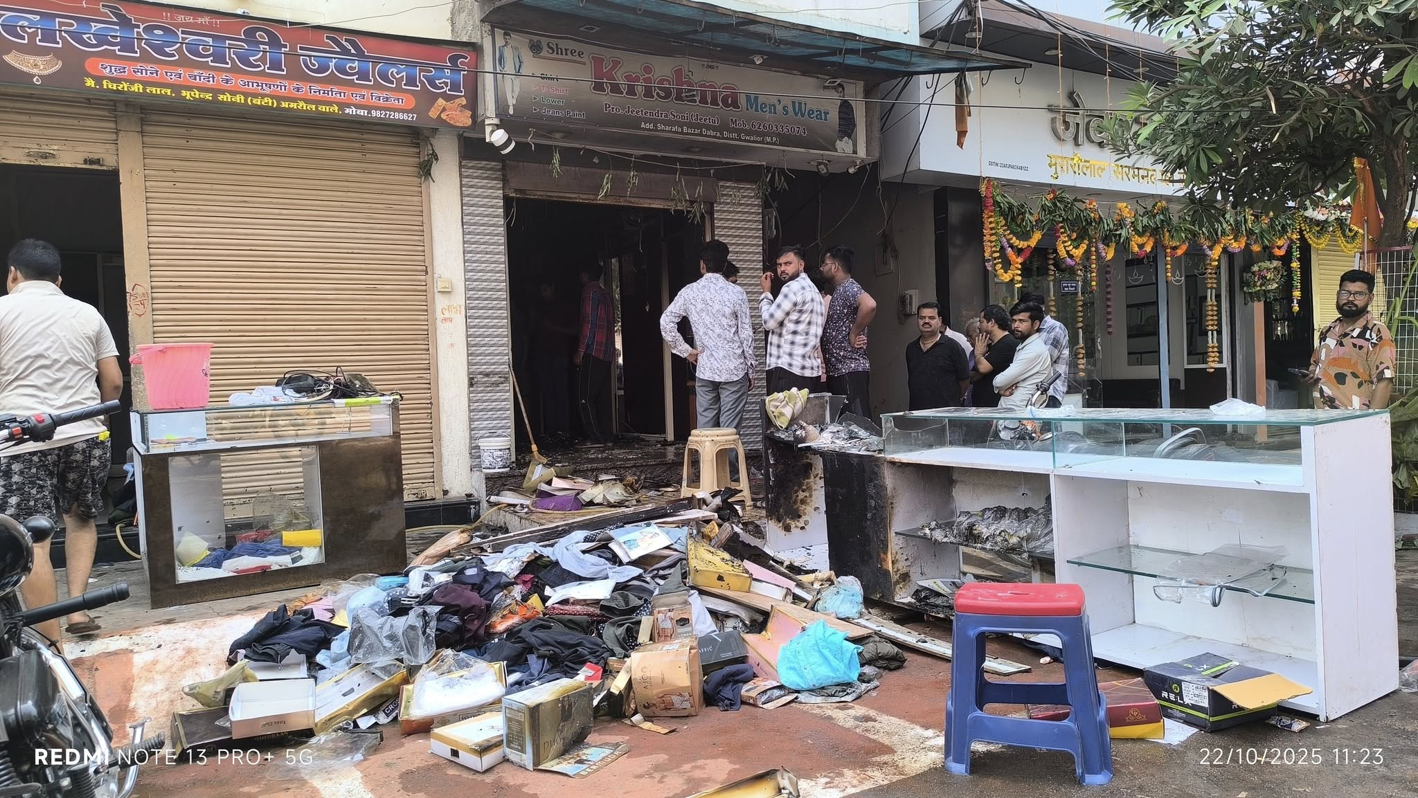 डबरा के सराफा बाजार में रेडीमेड दुकान में भीषण आग, करीब 10 लाख का नुकसान